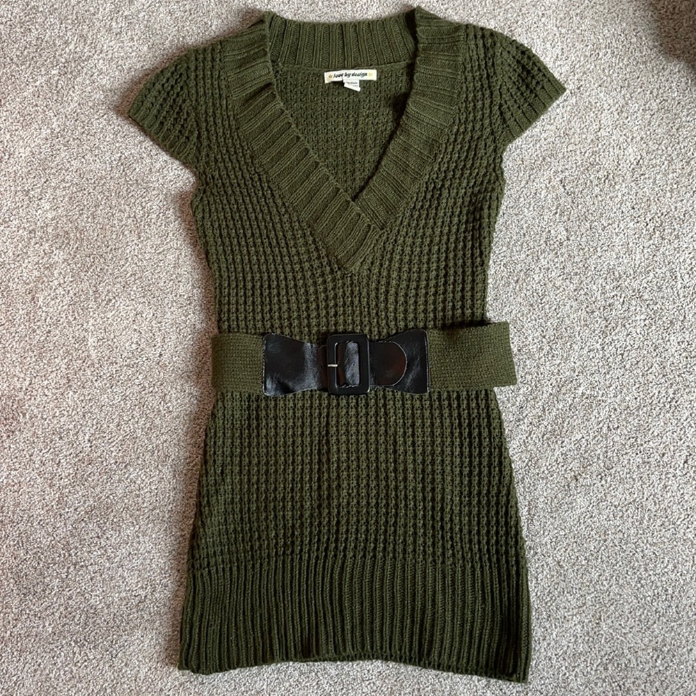 🛍 NWOT Short Sleeved Sweater Dress with Belt